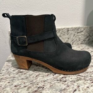 Elegant Black Heeled Clog Boots